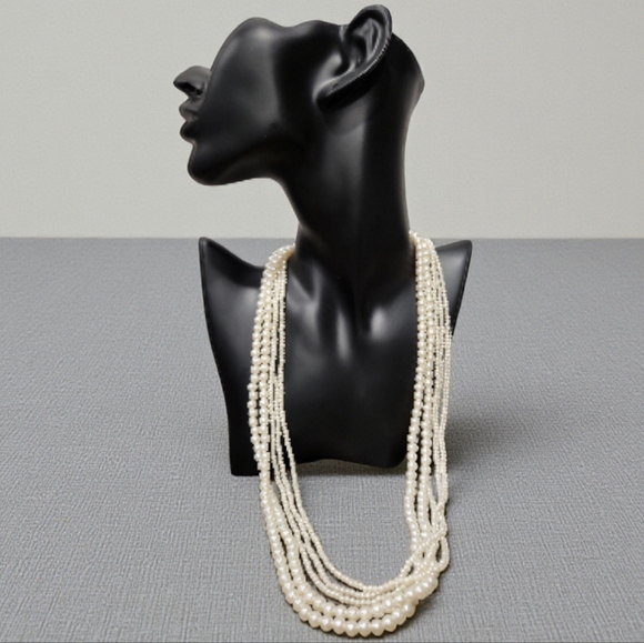 Jewelry - Elegant Faux Pearl Necklace